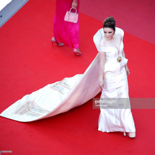 Sau 2 ngày vắng mặt, Lý Nhã Kỳ diện váy dài quét đất trở lại ấn tượng trên thảm đỏ Cannes - Ảnh 7.