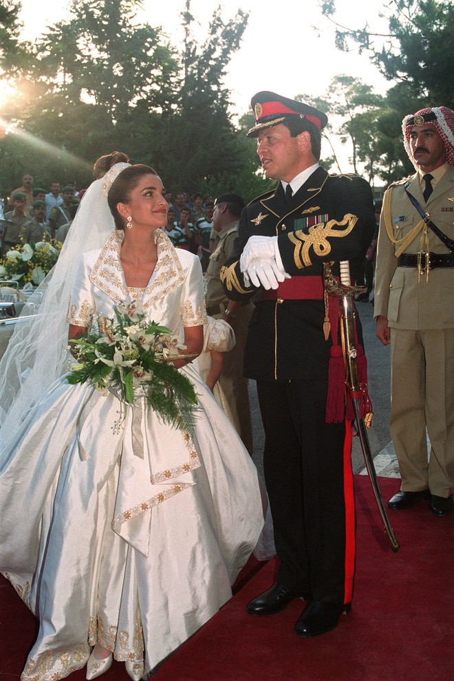 Trước thềm đám cưới của Hoàng tử Harry và Meghan Markle, điểm lại 13 mẫu váy cưới Hoàng gia khiến người người mê mẩn - Ảnh 6.