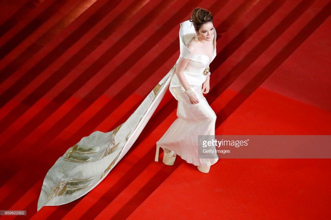 Sau 2 ngày vắng mặt, Lý Nhã Kỳ diện váy dài quét đất trở lại ấn tượng trên thảm đỏ Cannes - Ảnh 9.