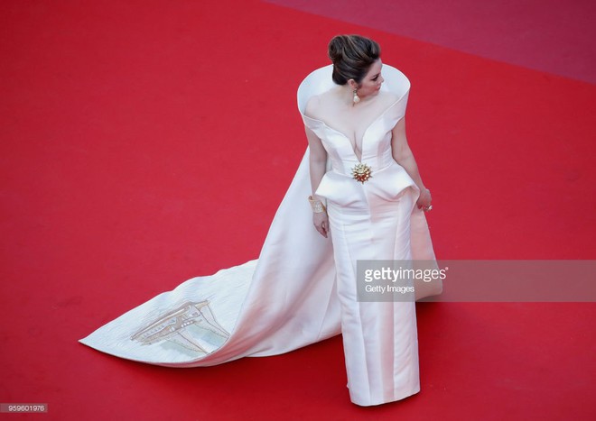 Sau 2 ngày vắng mặt, Lý Nhã Kỳ diện váy dài quét đất trở lại ấn tượng trên thảm đỏ Cannes - Ảnh 11.