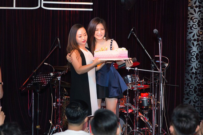 Hương Tràm rơm rớm nước mắt khi đón sinh nhật hoành tráng với fan - Ảnh 6.