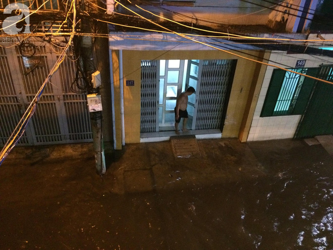 Sài Gòn mưa lớn giờ tan tầm, đường phố lại biến thành sông khiến người dân bì bõm lội nước về nhà - Ảnh 5.