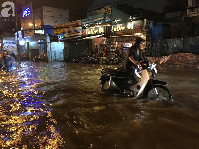 Sài Gòn mưa lớn giờ tan tầm, đường phố lại biến thành sông khiến người dân bì bõm lội nước về nhà - Ảnh 11.