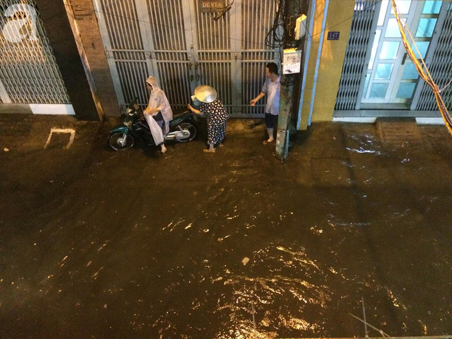 Sài Gòn mưa lớn giờ tan tầm, đường phố lại biến thành sông khiến người dân bì bõm lội nước về nhà - Ảnh 6.