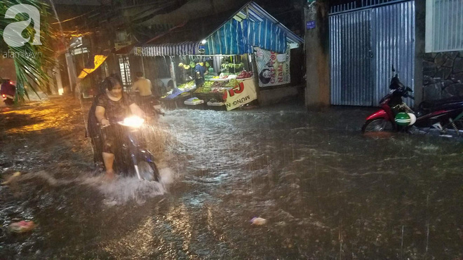 Sài Gòn mưa lớn giờ tan tầm, đường phố lại biến thành sông khiến người dân bì bõm lội nước về nhà - Ảnh 3.