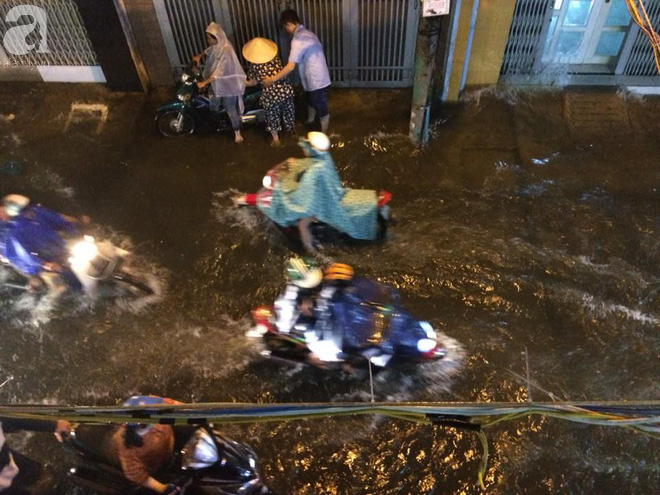 Sài Gòn mưa lớn giờ tan tầm, đường phố lại biến thành sông khiến người dân bì bõm lội nước về nhà - Ảnh 2.