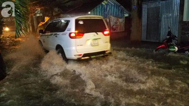 Sài Gòn mưa lớn giờ tan tầm, đường phố lại biến thành sông khiến người dân bì bõm lội nước về nhà - Ảnh 7.