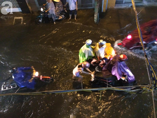 Sài Gòn mưa lớn giờ tan tầm, đường phố lại biến thành sông khiến người dân bì bõm lội nước về nhà - Ảnh 9.