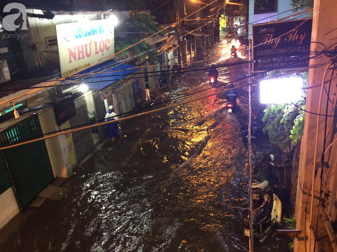 Sài Gòn mưa lớn giờ tan tầm, đường phố lại biến thành sông khiến người dân bì bõm lội nước về nhà - Ảnh 10.