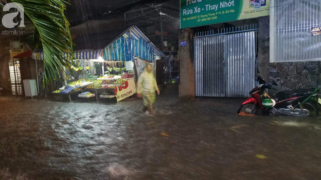 Sài Gòn mưa lớn giờ tan tầm, đường phố lại biến thành sông khiến người dân bì bõm lội nước về nhà - Ảnh 8.
