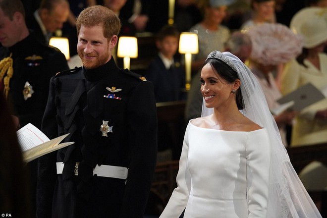 Không phải thiết kế cầu kì, Meghan Markle diện váy cưới của Givenchy đơn giản tinh khôi nhưng vẫn đẹp đến nao lòng - Ảnh 6.