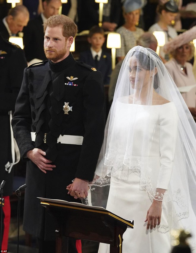 Không phải thiết kế cầu kì, Meghan Markle diện váy cưới của Givenchy đơn giản tinh khôi nhưng vẫn đẹp đến nao lòng - Ảnh 2.