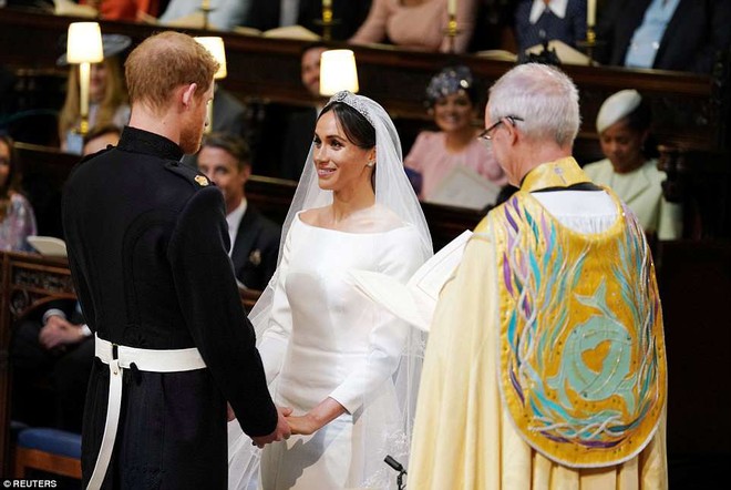 Không phải thiết kế cầu kì, Meghan Markle diện váy cưới của Givenchy đơn giản tinh khôi nhưng vẫn đẹp đến nao lòng - Ảnh 5.