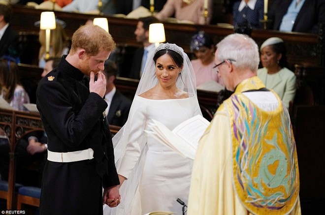 Không phải thiết kế cầu kì, Meghan Markle diện váy cưới của Givenchy đơn giản tinh khôi nhưng vẫn đẹp đến nao lòng - Ảnh 4.