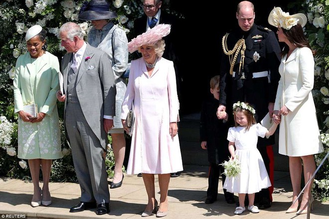 Hình ảnh trái ngược của Công chúa Charlotte và Hoàng tử George trong đám cưới cổ tích Hoàng gia gây sốt cộng đồng mạng - Ảnh 4.