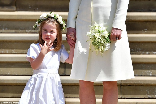 Hình ảnh trái ngược của Công chúa Charlotte và Hoàng tử George trong đám cưới cổ tích Hoàng gia gây sốt cộng đồng mạng - Ảnh 6.