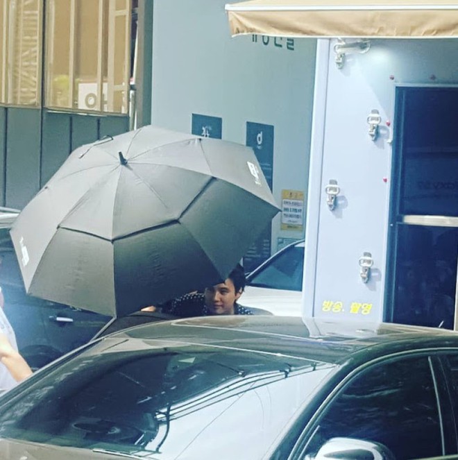 Đẳng cấp nhan sắc Won Bin: Chỉ vài giây đi dạo uống bia lại làm cả showbiz dậy sóng - Ảnh 1. Đẳng cấp nhan sắc Won Bin: Chỉ vài giây đi dạo uống bia lại làm cả showbiz dậy sóng - Ảnh 1.