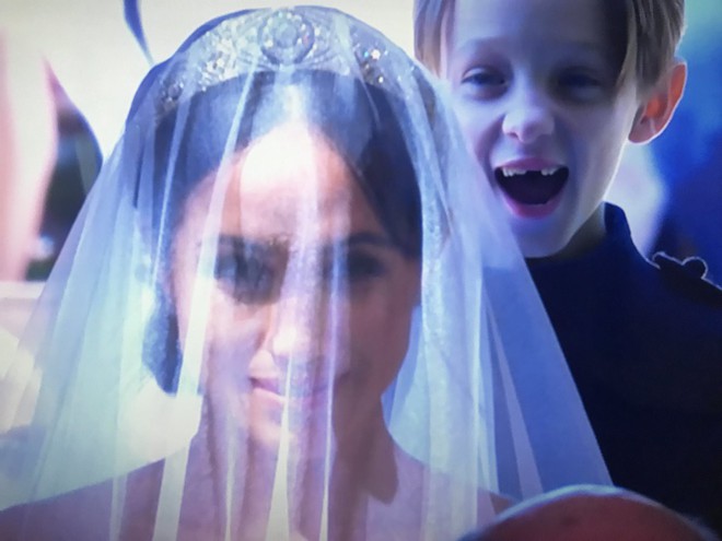 Sau cô bé cáu kỉnh, lại xuất hiện thêm một nhân vật nhí siêu dễ thương gây chú ý trong đám cưới của Hoàng tử Harry và Meghan Markle - Ảnh 2.