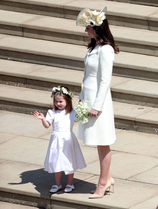Hình ảnh trái ngược của Công chúa Charlotte và Hoàng tử George trong đám cưới cổ tích Hoàng gia gây sốt cộng đồng mạng - Ảnh 10.