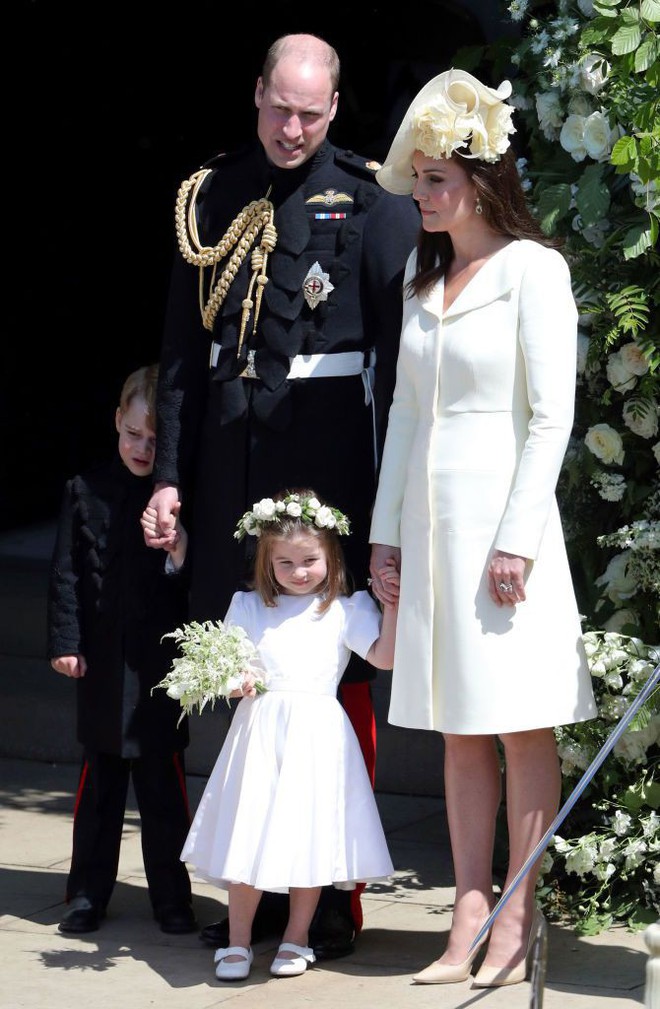 Hình ảnh trái ngược của Công chúa Charlotte và Hoàng tử George trong đám cưới cổ tích Hoàng gia gây sốt cộng đồng mạng - Ảnh 3.
