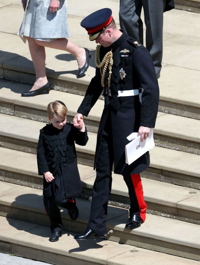 Hình ảnh trái ngược của Công chúa Charlotte và Hoàng tử George trong đám cưới cổ tích Hoàng gia gây sốt cộng đồng mạng - Ảnh 13.