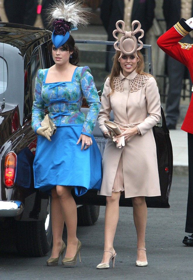 2 nàng Công chúa hay làm màu được mong chờ nhất tại đám cưới Hoàng gia lại gây thất vọng toàn tập vì… đội mũ quá bình thường - Ảnh 1.