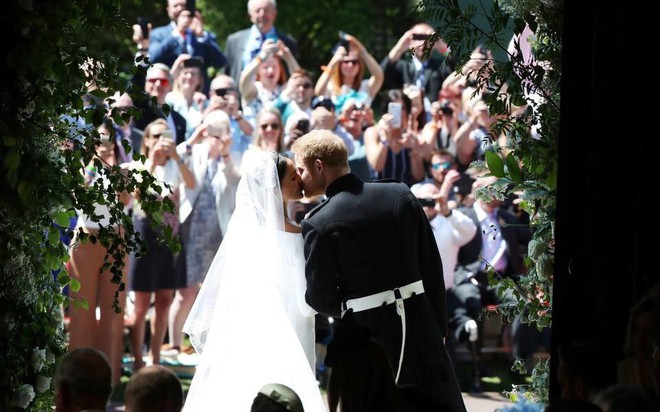 Đám cưới hoàng gia Anh: Hôn lễ kết thúc, cô dâu chú rể trao nhau nụ hôn ngọt ngào trước toàn thể mọi người - Ảnh 51.