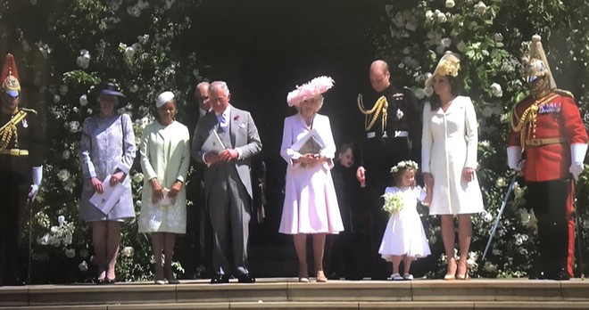 Hình ảnh trái ngược của Công chúa Charlotte và Hoàng tử George trong đám cưới cổ tích Hoàng gia gây sốt cộng đồng mạng - Ảnh 5.