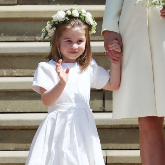 Hình ảnh trái ngược của Công chúa Charlotte và Hoàng tử George trong đám cưới cổ tích Hoàng gia gây sốt cộng đồng mạng - Ảnh 11.