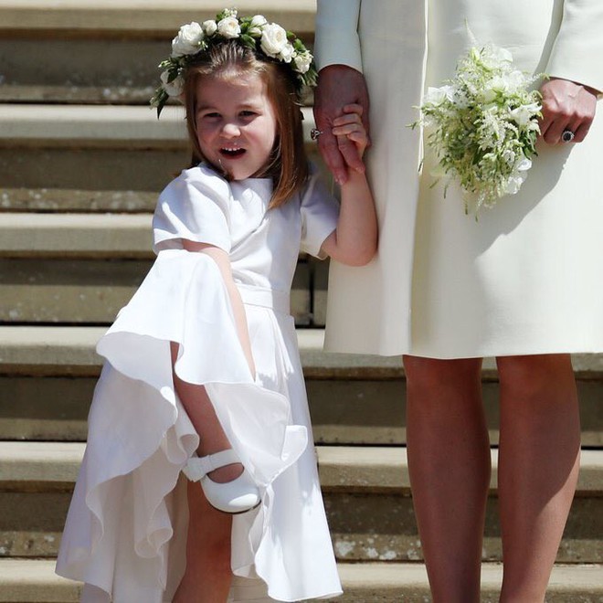 Hình ảnh trái ngược của Công chúa Charlotte và Hoàng tử George trong đám cưới cổ tích Hoàng gia gây sốt cộng đồng mạng - Ảnh 7.