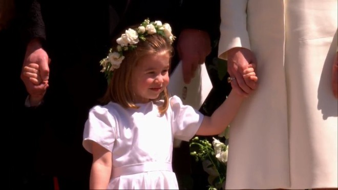 Hình ảnh trái ngược của Công chúa Charlotte và Hoàng tử George trong đám cưới cổ tích Hoàng gia gây sốt cộng đồng mạng - Ảnh 4.