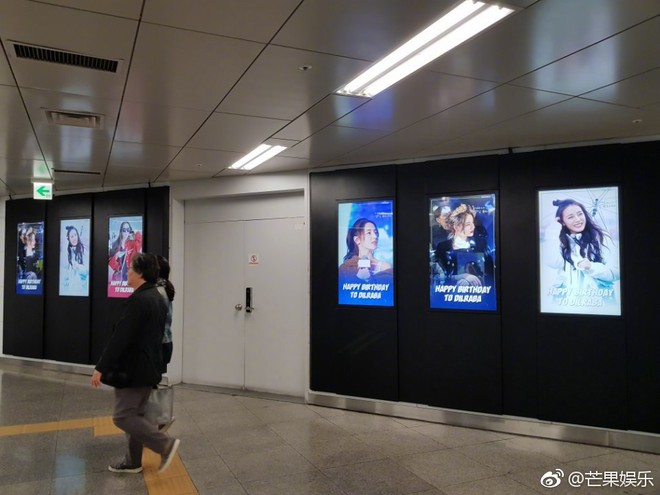 Hình ảnh Địch Lệ Nhiệt Ba tràn lan khắp ga tàu điện của Hàn Quốc: Chuyện gì đang xảy ra? - Ảnh 5.