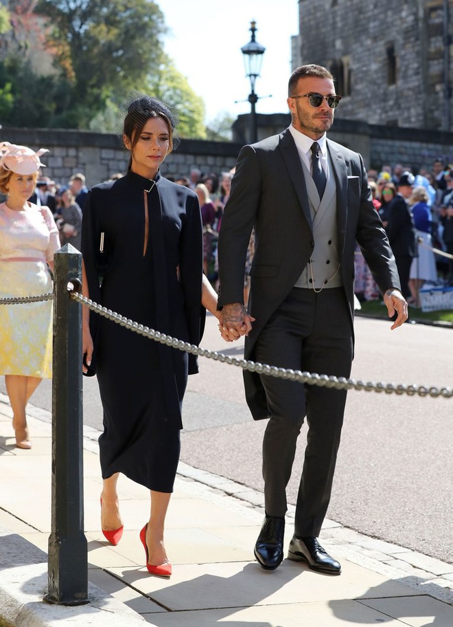 Victoria Beckham kín đáo sang trọng với mạng che mặt, nổi bật nhất dàn khách mời tại đám cưới Hoàng gia - Ảnh 8.