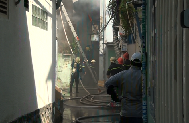 TP.HCM: Cháy nhà trong hẻm, hàng trăm người dân tháo chạy hoảng loạn vì khói đen mù mịt - Ảnh 3.