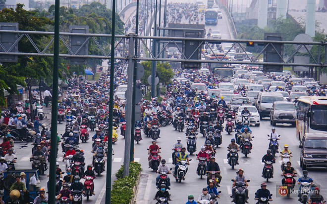 Ảnh và clip: Đường phố Hà Nội, Sài Gòn tắc nghẽn kinh hoàng trong ngày đầu người dân đi làm sau kỳ nghỉ lễ - Ảnh 11.