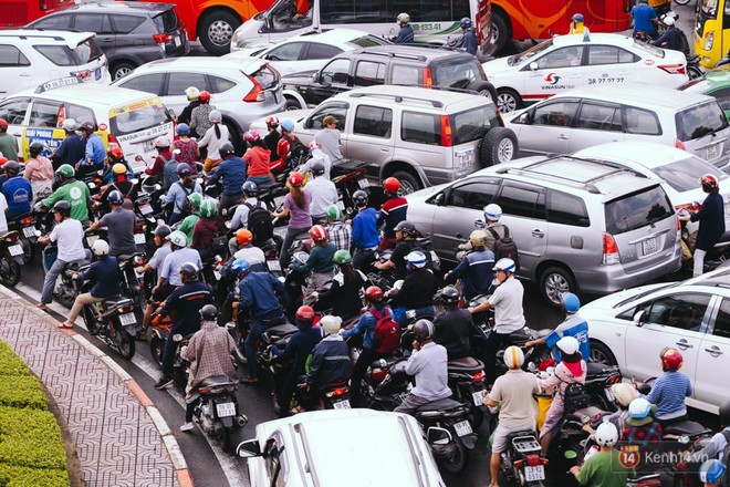 Ảnh và clip: Đường phố Hà Nội, Sài Gòn tắc nghẽn kinh hoàng trong ngày đầu người dân đi làm sau kỳ nghỉ lễ - Ảnh 12.