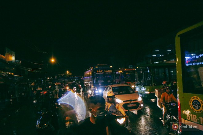 Lỉnh kỉnh đồ đạc trở về Sài Gòn sau kỳ nghỉ lễ 30/4, hàng trăm sinh viên khổ sở vì cơn mưa lớn lúc rạng sáng - Ảnh 2.