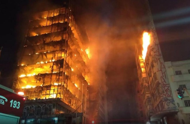 Clip: Cảnh tượng tòa nhà 26 tầng đổ sập trong biển lửa khiến nhiều người không khỏi bàng hoàng - Ảnh 3.