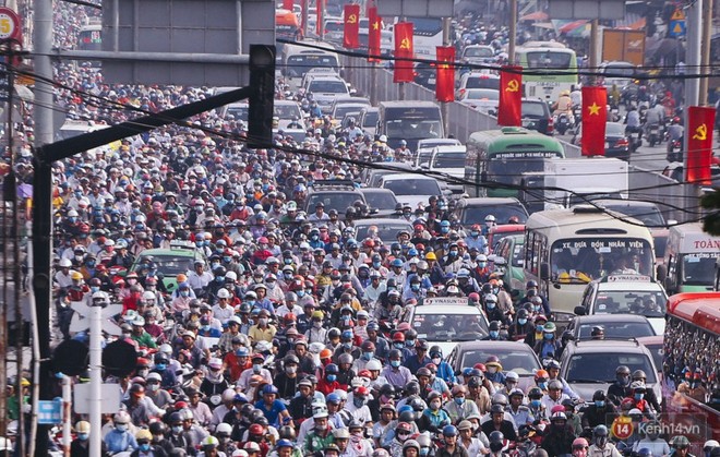 Ảnh và clip: Đường phố Hà Nội, Sài Gòn tắc nghẽn kinh hoàng trong ngày đầu người dân đi làm sau kỳ nghỉ lễ - Ảnh 17.