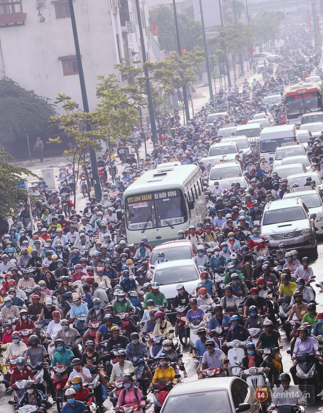 Ảnh và clip: Đường phố Hà Nội, Sài Gòn tắc nghẽn kinh hoàng trong ngày đầu người dân đi làm sau kỳ nghỉ lễ - Ảnh 18.