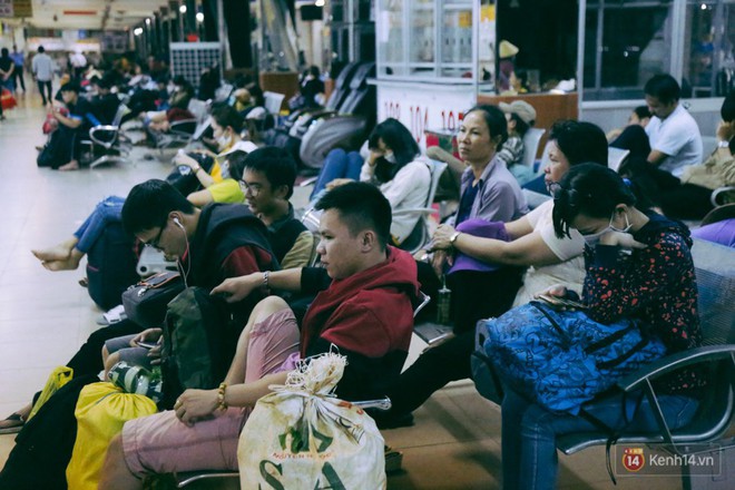 Lỉnh kỉnh đồ đạc trở về Sài Gòn sau kỳ nghỉ lễ 30/4, hàng trăm sinh viên khổ sở vì cơn mưa lớn lúc rạng sáng - Ảnh 21.
