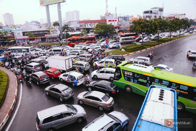Ảnh và clip: Đường phố Hà Nội, Sài Gòn tắc nghẽn kinh hoàng trong ngày đầu người dân đi làm sau kỳ nghỉ lễ - Ảnh 25.