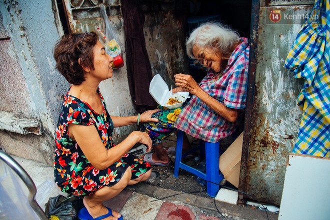 Chuyện của ngoại Liên cô đơn: Sống nhờ vào tình thương hàng xóm để cưu mang những con vật cơ nhỡ giữa Sài Gòn - Ảnh 4.