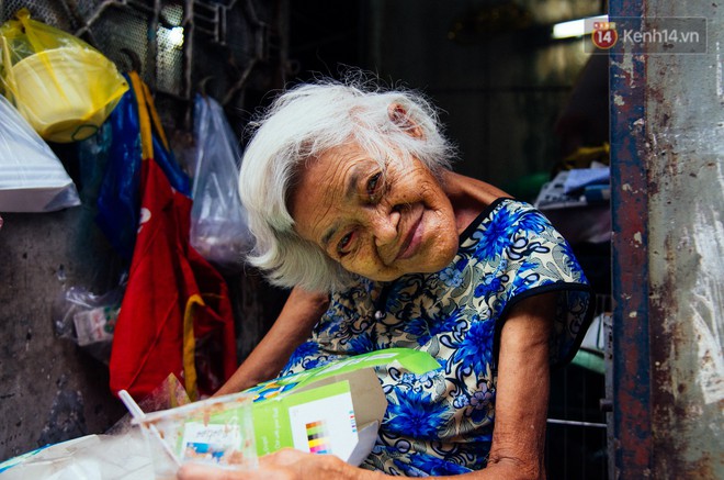 Chuyện của ngoại Liên cô đơn: Sống nhờ vào tình thương hàng xóm để cưu mang những con vật cơ nhỡ giữa Sài Gòn - Ảnh 8.