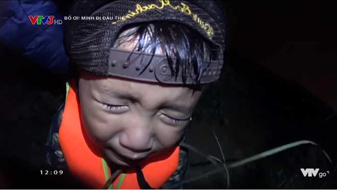 Bố ơi: Con trai Nguyễn Hải Phong khóc ngất vì bị bắt vào rừng giữa đêm mà không có bố - Ảnh 1.