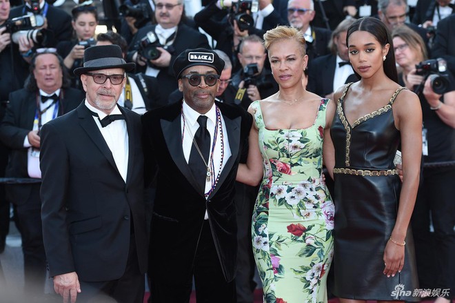 Thảm đỏ Cannes ngày bế mạc: Người nỗ lực diện váy áo xuyên thấu khoe thân, kẻ bị lộ nội y kém duyên - Ảnh 1.