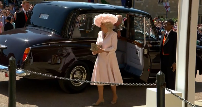 Mặc nguyên một cây hồng với mũ lông, nhìn nữ công tước này mà nghĩ ngay đến cô nàng lắm chiêu Angela Phương Trinh - Ảnh 1.