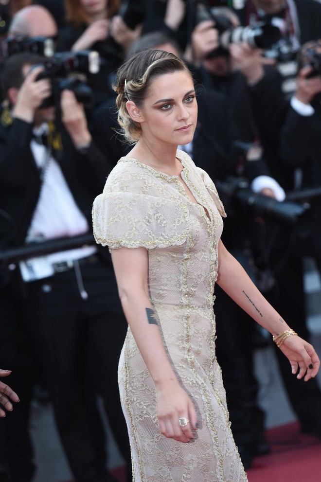 Thảm đỏ Cannes ngày bế mạc: Người nỗ lực diện váy áo xuyên thấu khoe thân, kẻ bị lộ nội y kém duyên  - Ảnh 5.