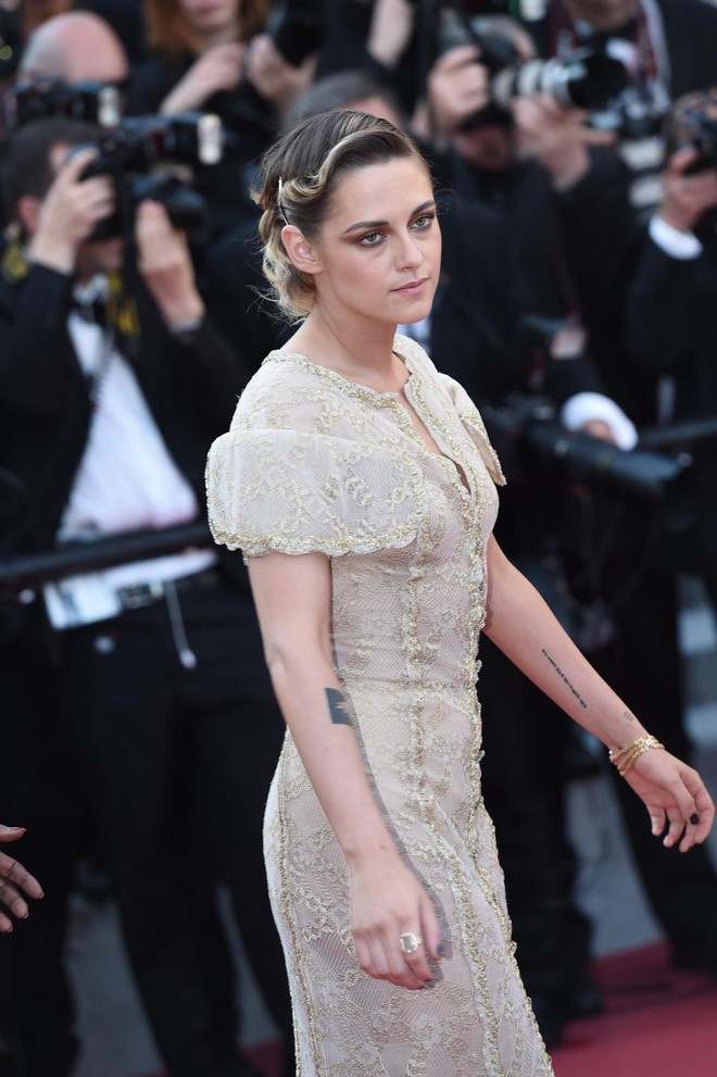 Thảm đỏ Cannes ngày bế mạc: Người nỗ lực diện váy áo xuyên thấu khoe thân, kẻ bị lộ nội y kém duyên - Ảnh 5.