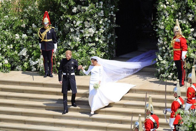 Dân mạng thích thú phát hiện khoảnh khắc quen thuộc trong đám cưới Hoàng tử Harry và Công nương Meghan, hóa ra là “nguyên bản” từ phim Lọ Lem - Ảnh 2.
